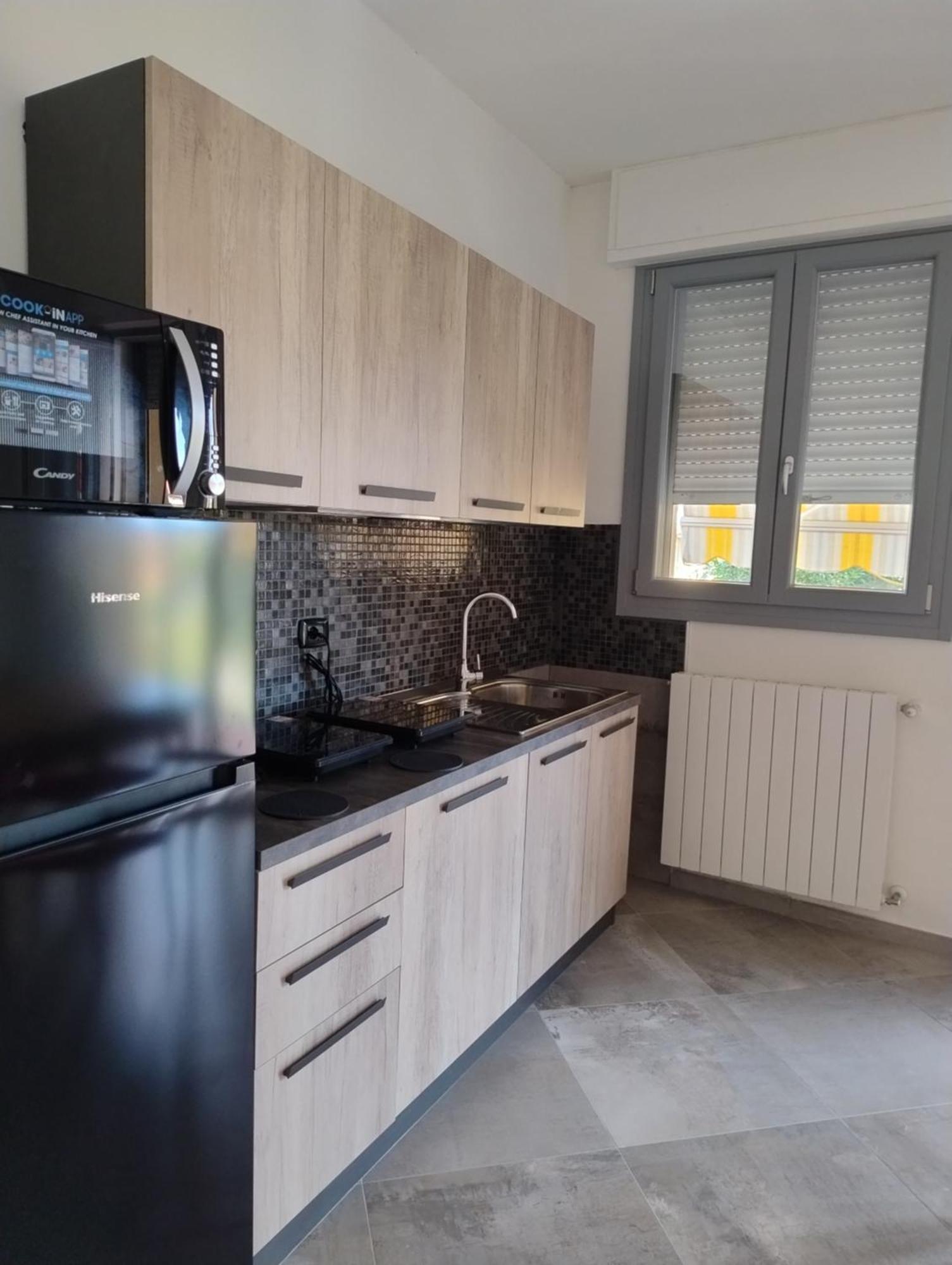 5 Terre Italian Delight Black Apartment